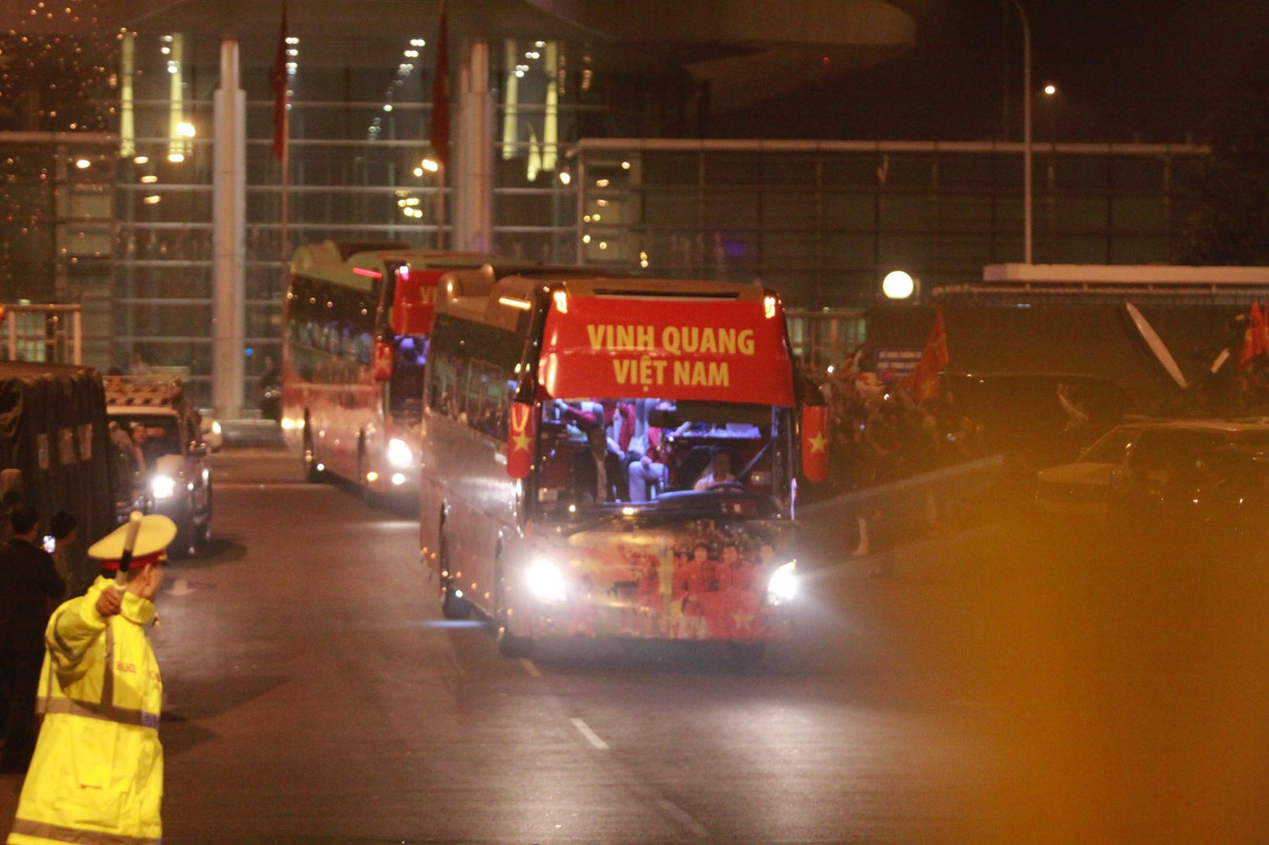 Các nhà vô địch SEA Games về đến Hà Nội ảnh 8