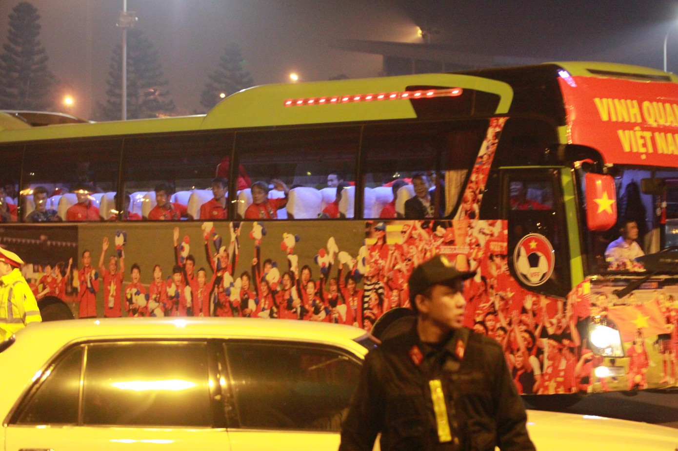 Các nhà vô địch SEA Games về đến Hà Nội ảnh 9