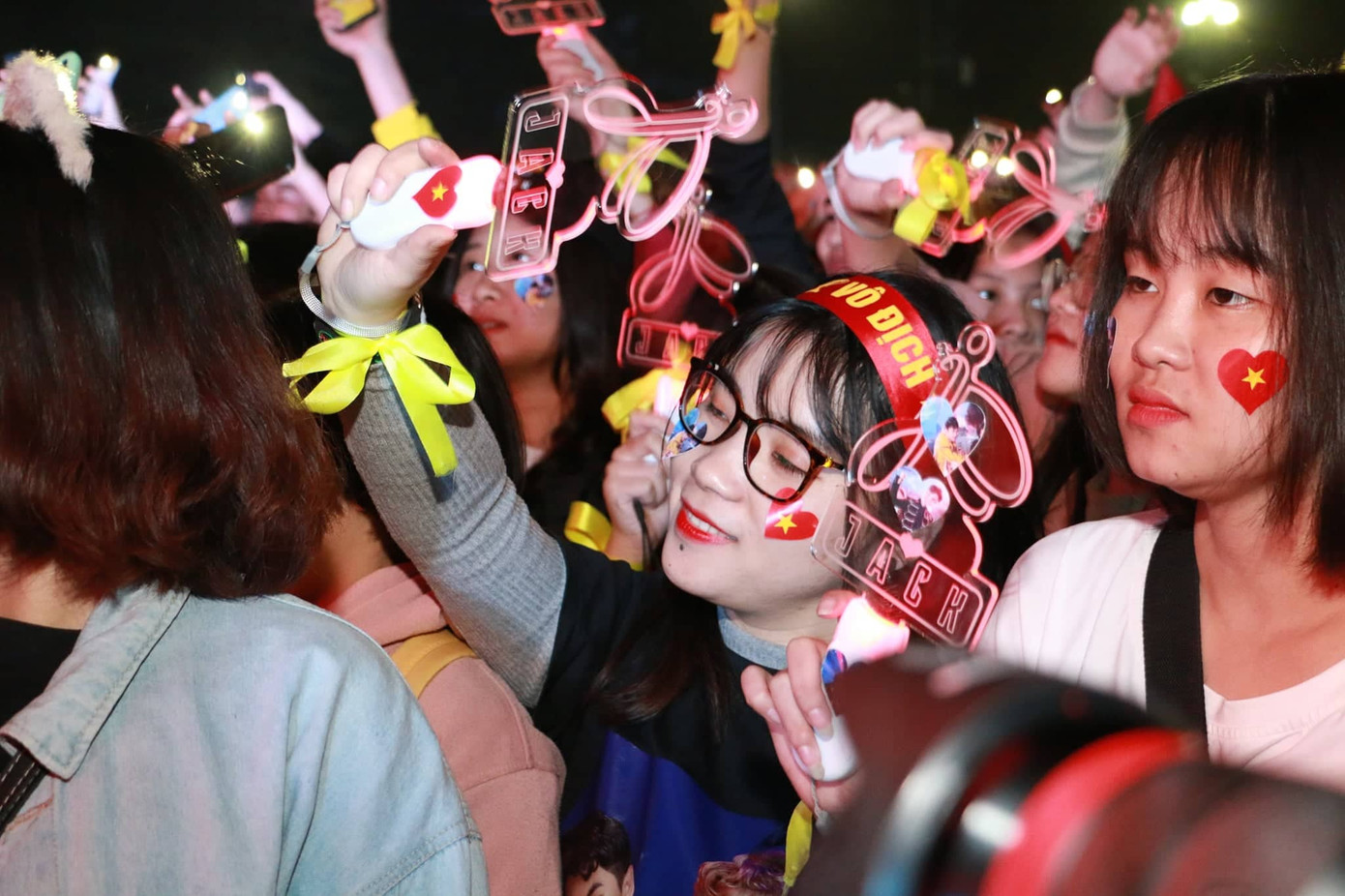 Triệu cổ động viên hò reo ăn mừng U22 Việt Nam vô địch SEA Games 30 ảnh 49