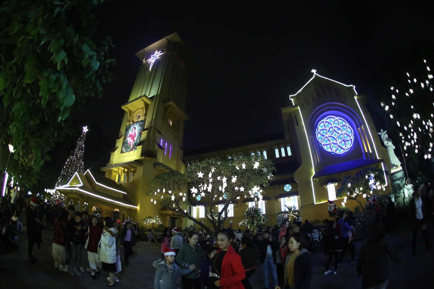 Người dân Hà Nội, TPHCM và nhiều thành phố đón Giáng sinh ảnh 3