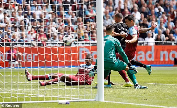 Sterling lập hat-trick, Man City vùi dập West Ham ảnh 8