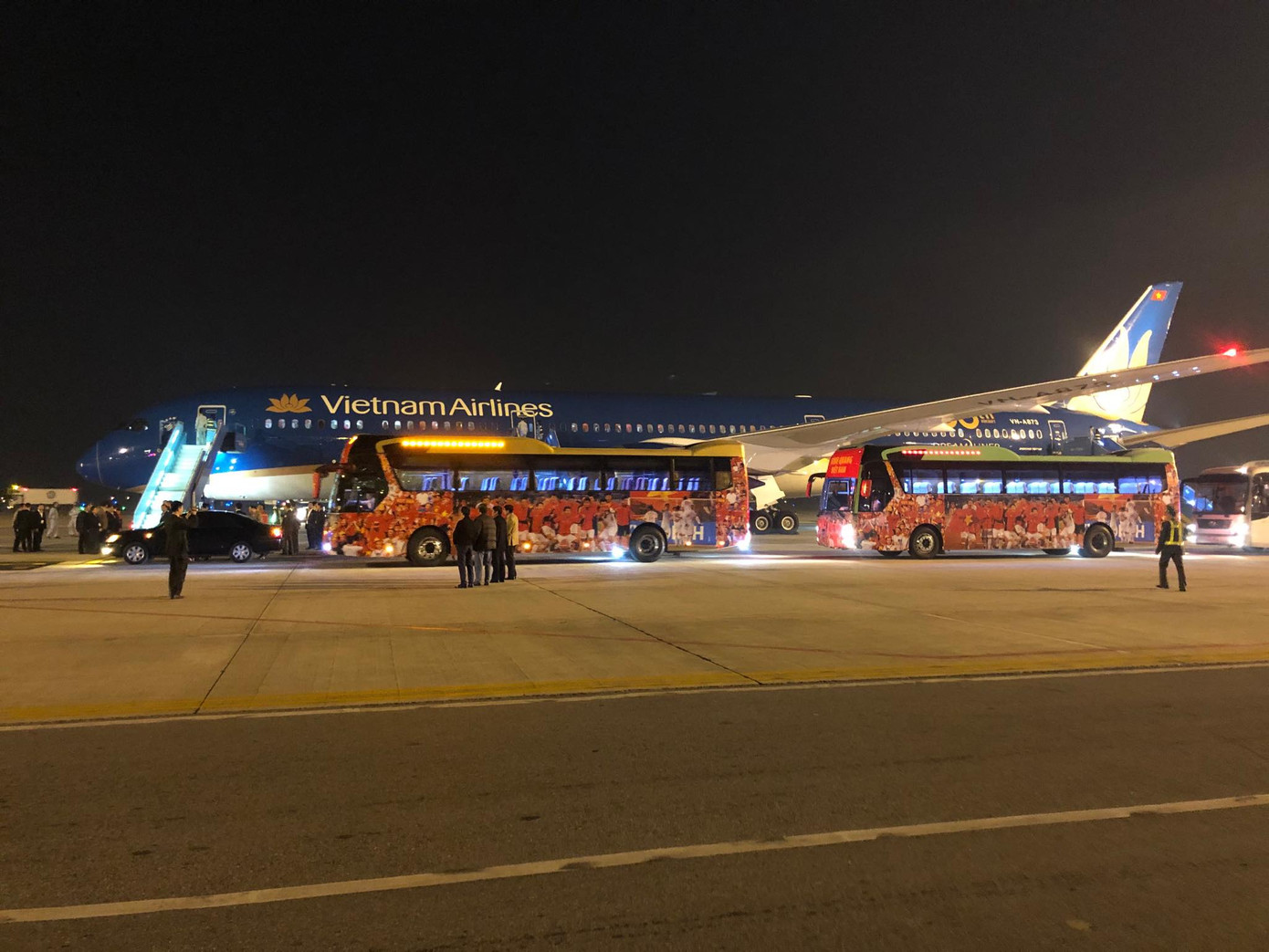 Các nhà vô địch SEA Games về đến Hà Nội ảnh 17