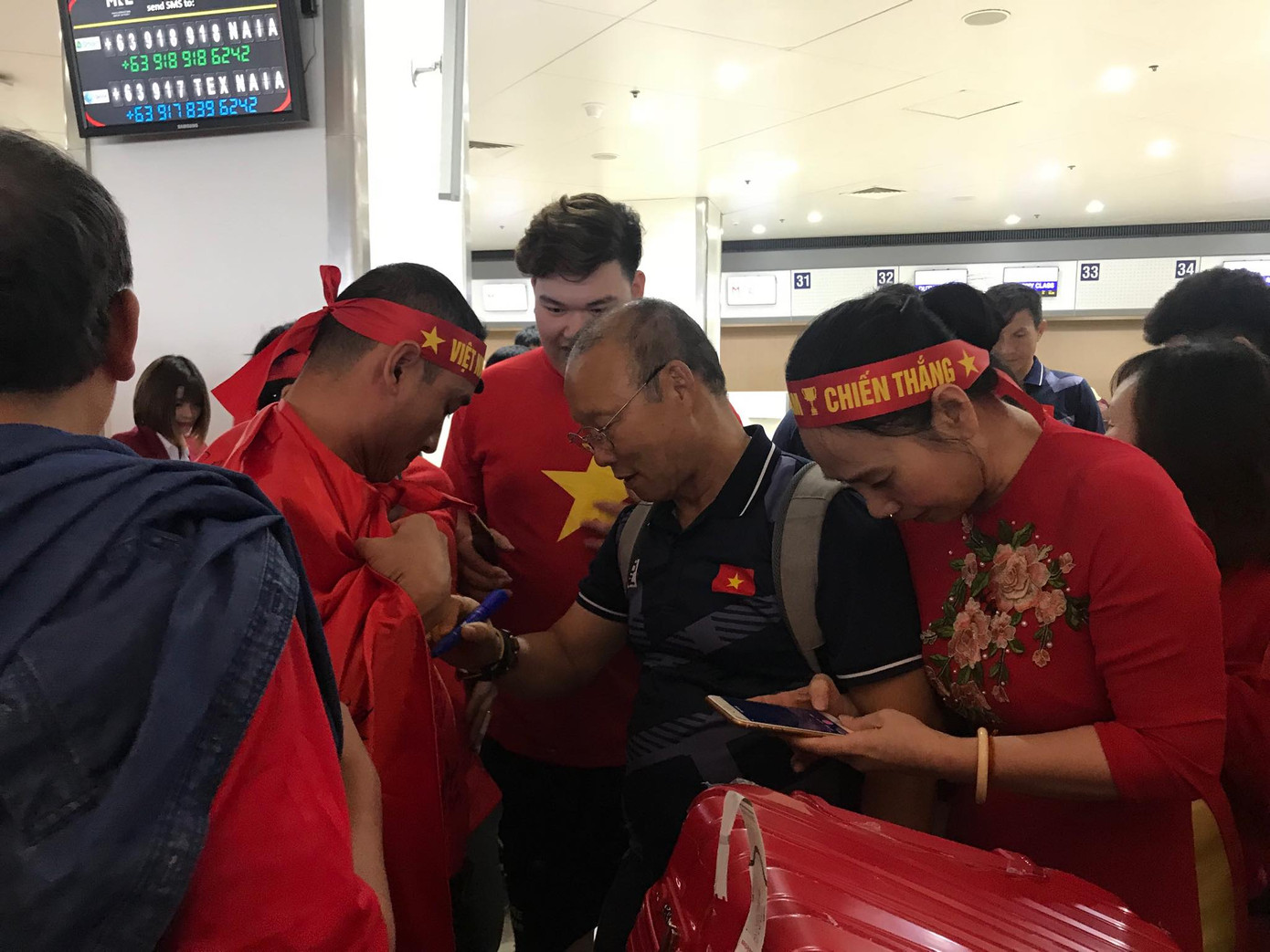 Các nhà vô địch SEA Games về đến Hà Nội ảnh 68