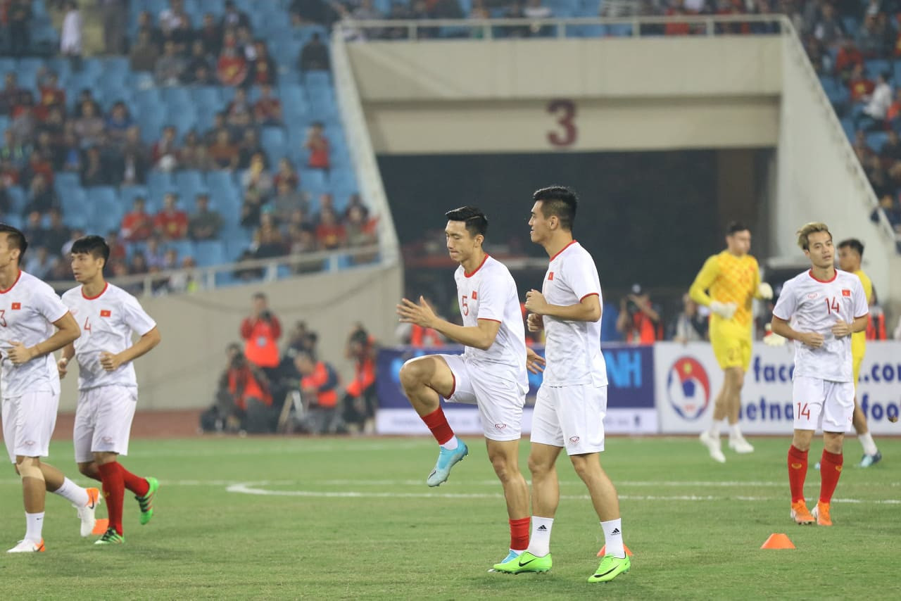 Đánh bại UAE, tuyển Việt Nam lên đầu bảng ảnh 24