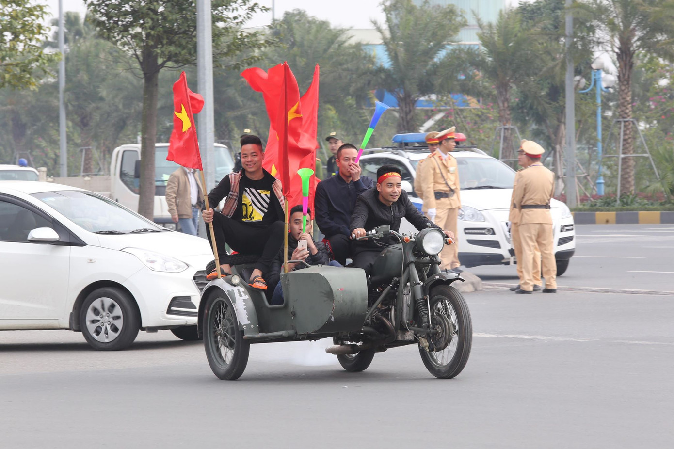 CĐV hào hứng chờ đón đội tuyển Việt Nam