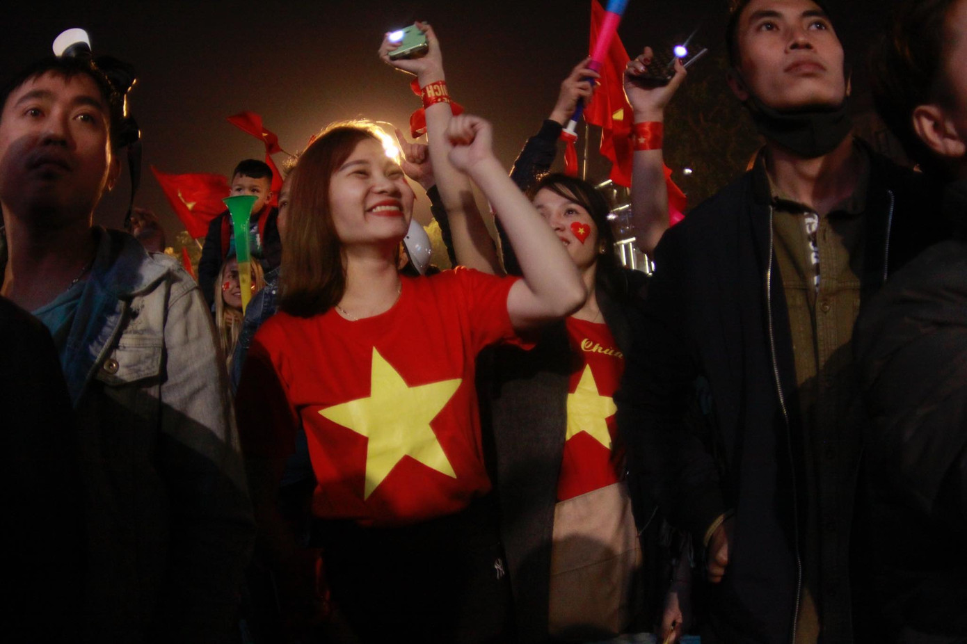 Triệu người xuống đường, phố phường rợp cờ ăn mừng U22 Việt Nam vô địch ảnh 40