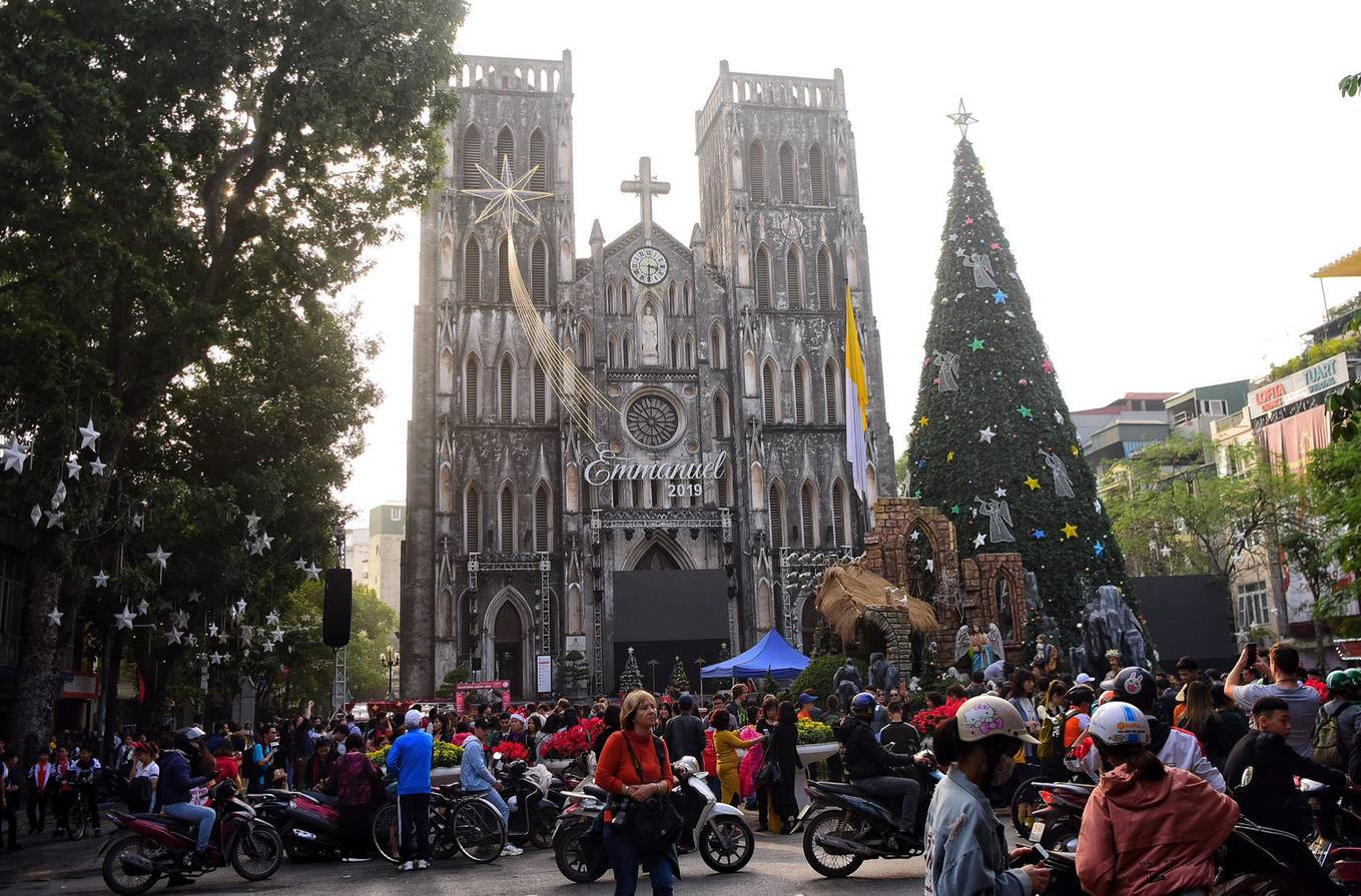 Người dân Hà Nội, TPHCM và nhiều thành phố đón Giáng sinh ảnh 51