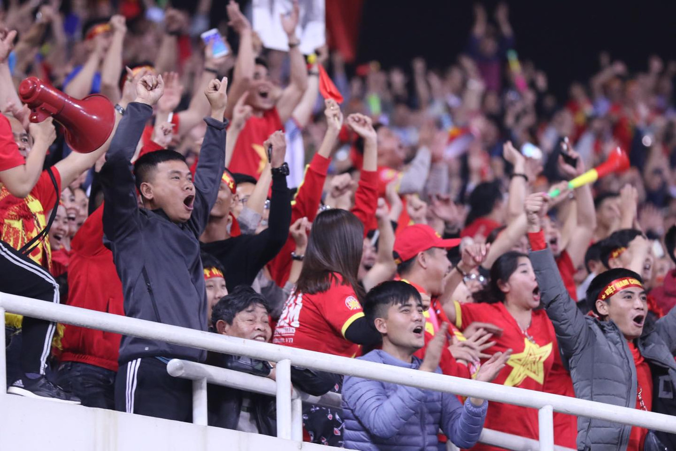 CĐV vỡ oà sau khi U23 Việt Nam đè bẹp Thái Lan, đoạt vé VCK U23 châu Á ảnh 36