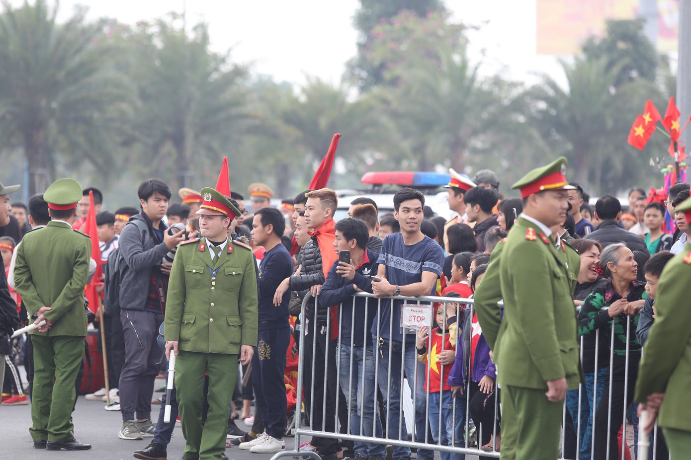 Đội tuyển Việt Nam về tới sân bay Nội Bài ảnh 25