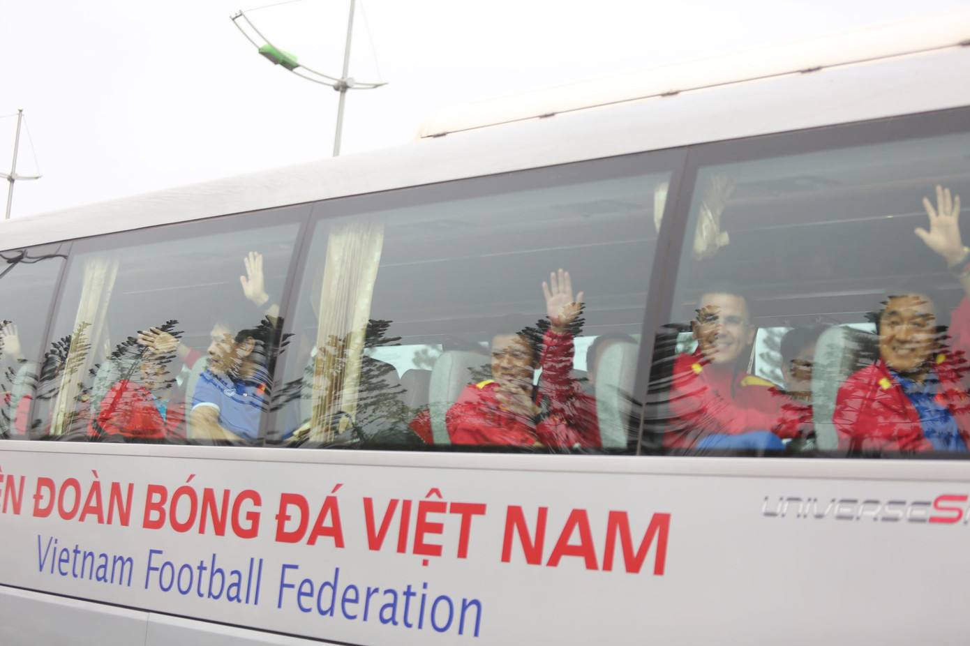 Các tuyển thủ vẫy tay chào người hâm mộ