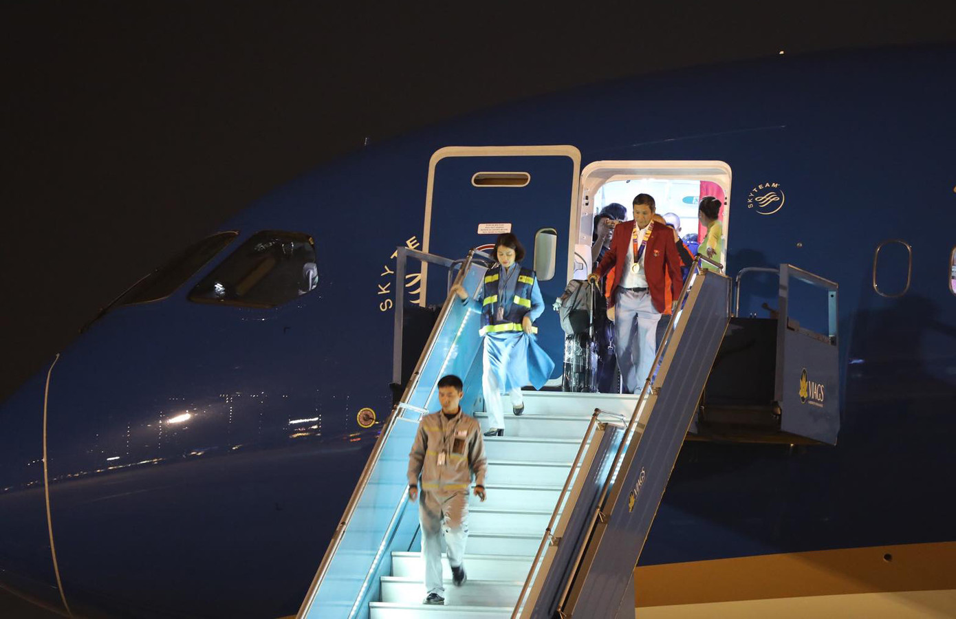 Các nhà vô địch SEA Games về đến Hà Nội ảnh 11