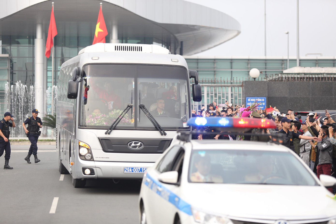 Đội tuyển Việt Nam về tới sân bay Nội Bài ảnh 2