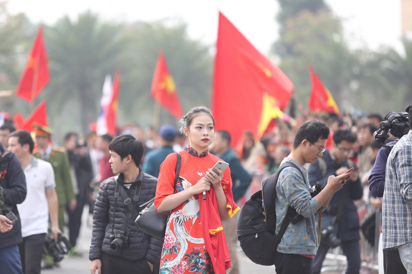 Đội tuyển Việt Nam về tới sân bay Nội Bài ảnh 15