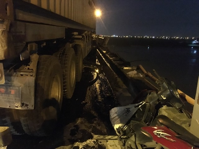 Hiện trường vụ xe container tông hàng loạt xe máy trên cầu Thanh Trì ảnh 6