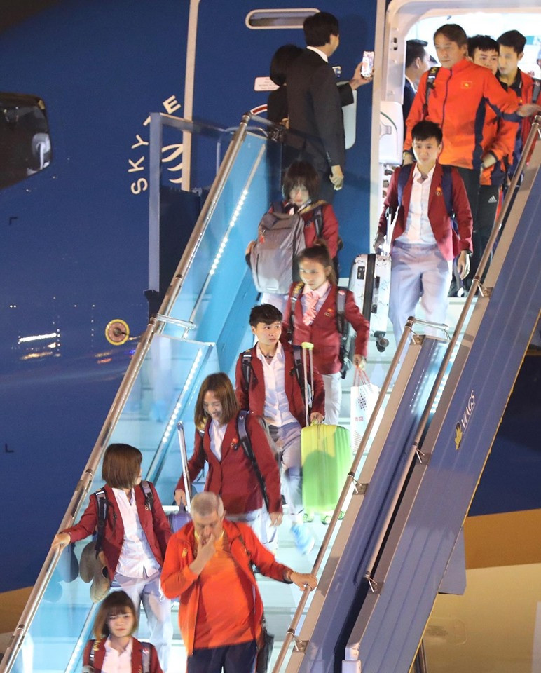 Các nhà vô địch SEA Games về đến Hà Nội ảnh 14