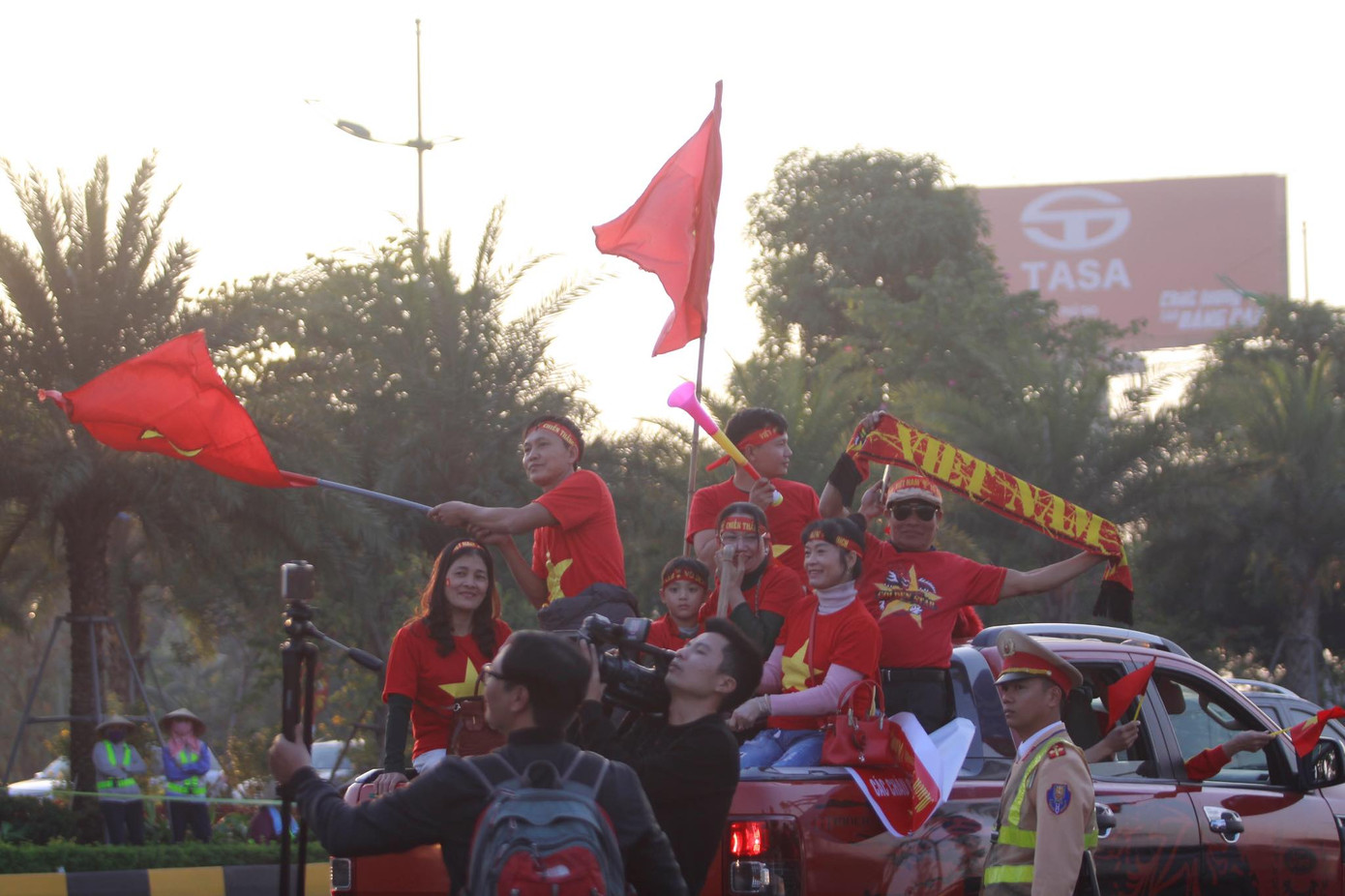 Các nhà vô địch SEA Games về đến Hà Nội ảnh 32