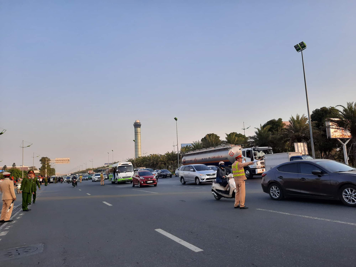 Các nhà vô địch SEA Games về đến Hà Nội ảnh 39