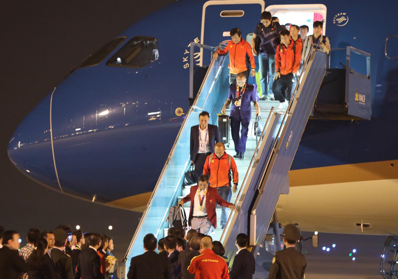 Các nhà vô địch SEA Games về đến Hà Nội ảnh 12