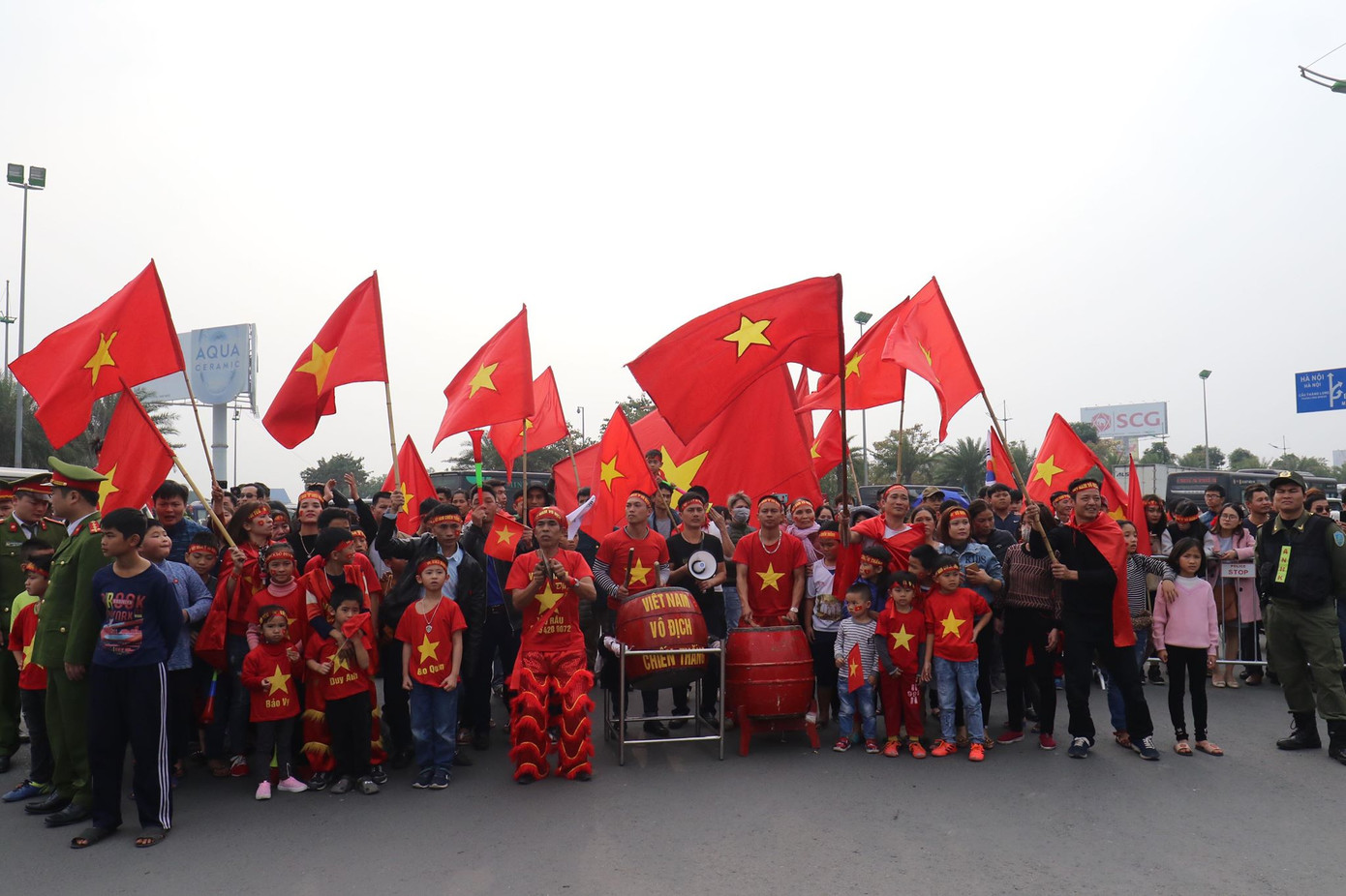 Đội tuyển Việt Nam về tới sân bay Nội Bài ảnh 5