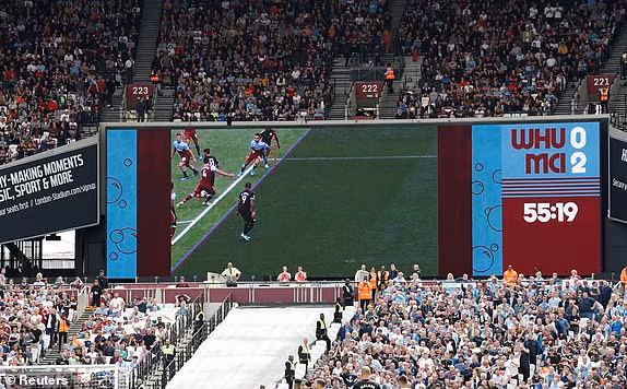 Sterling lập hat-trick, Man City vùi dập West Ham ảnh 11