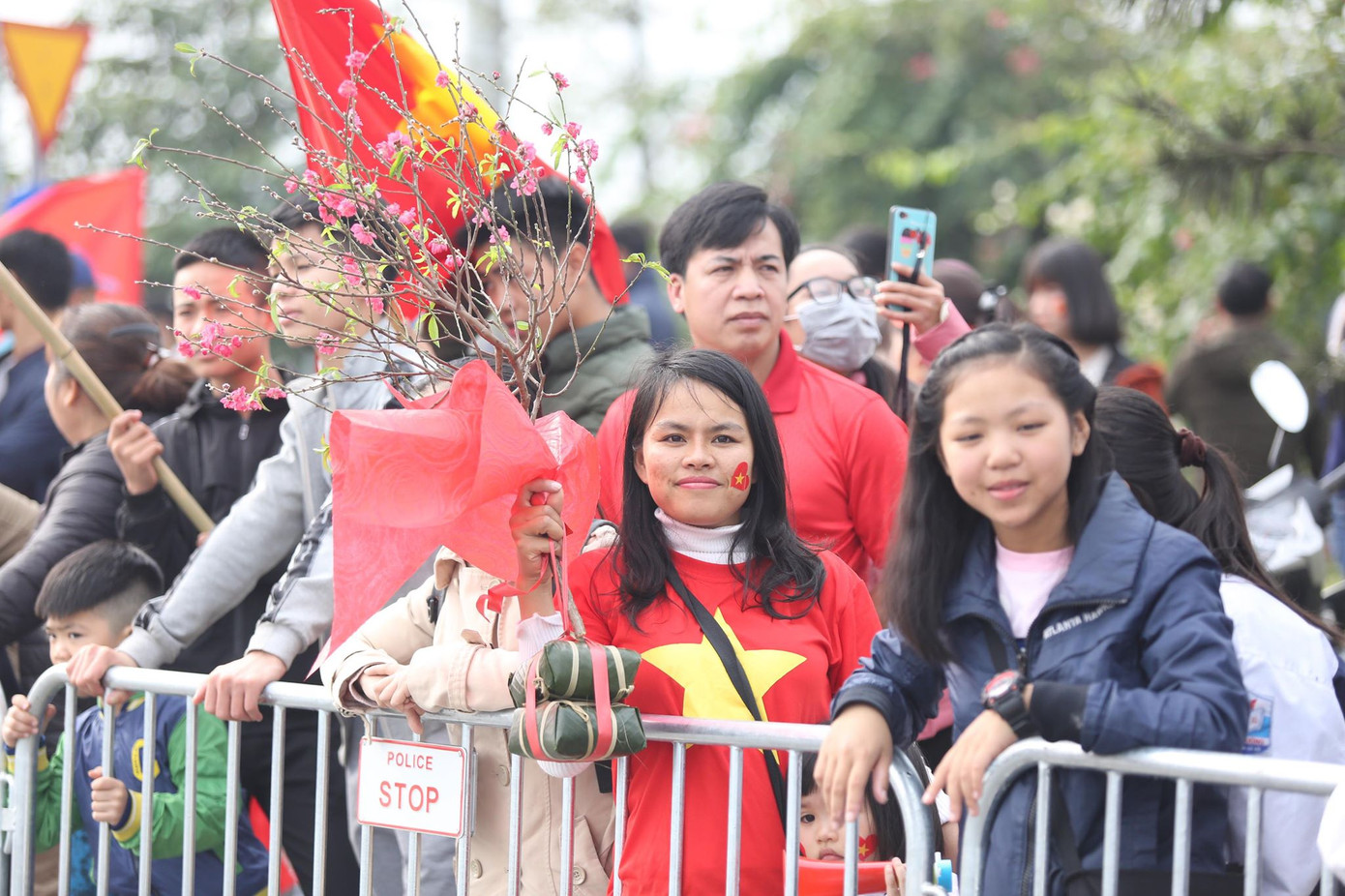 Đội tuyển Việt Nam về tới sân bay Nội Bài ảnh 11