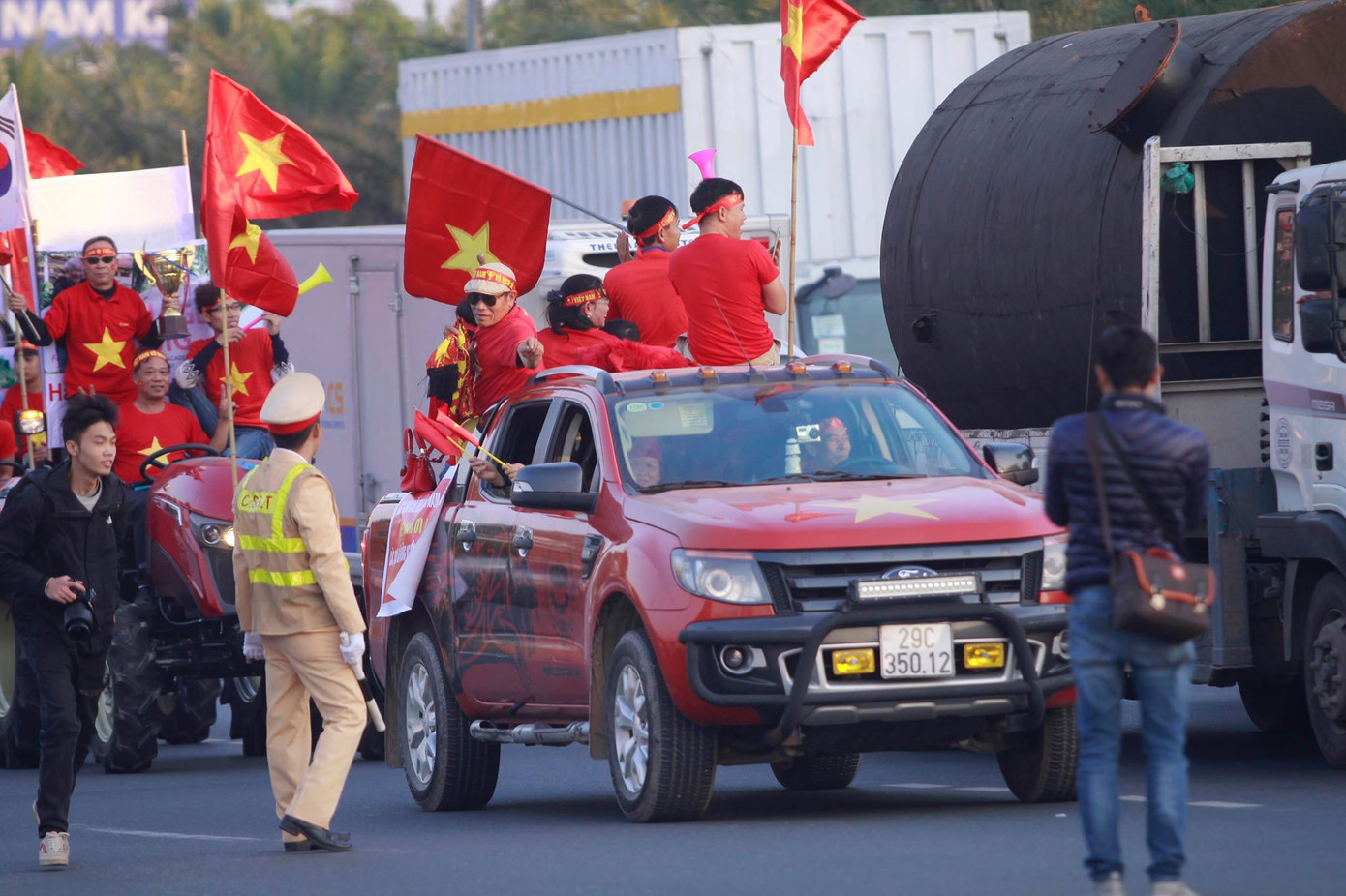 Các nhà vô địch SEA Games về đến Hà Nội ảnh 29