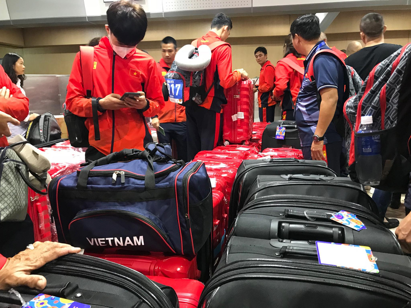 Các nhà vô địch SEA Games về đến Hà Nội ảnh 63