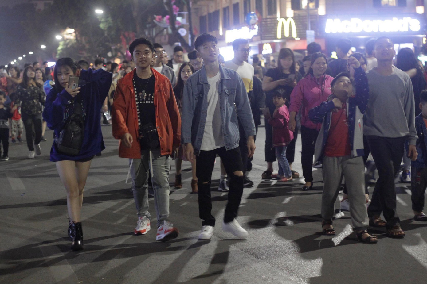 Pháo hoa rực sáng bầu trời chào đón năm mới Kỷ Hợi ảnh 26