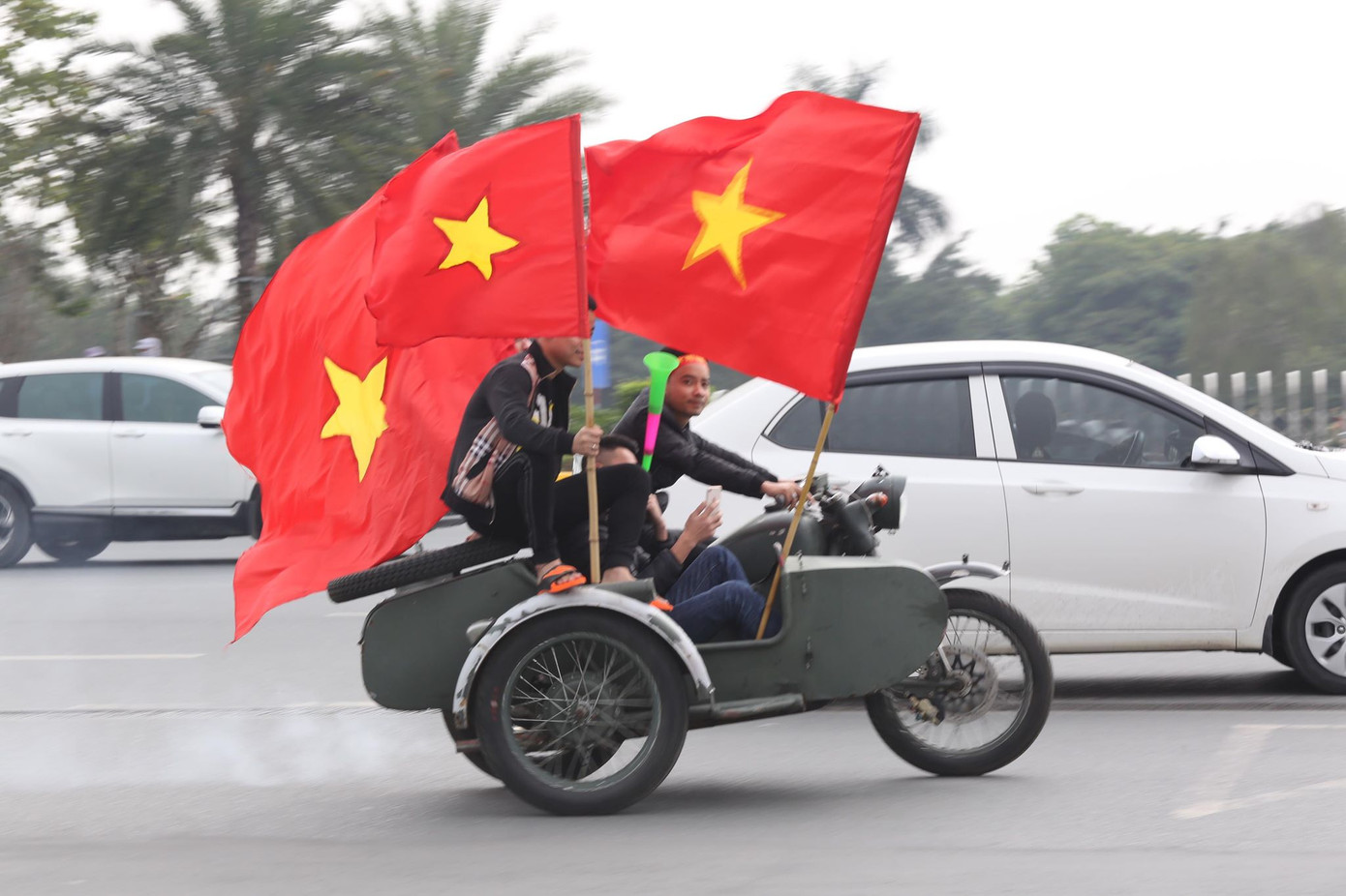 Đội tuyển Việt Nam về tới sân bay Nội Bài ảnh 21