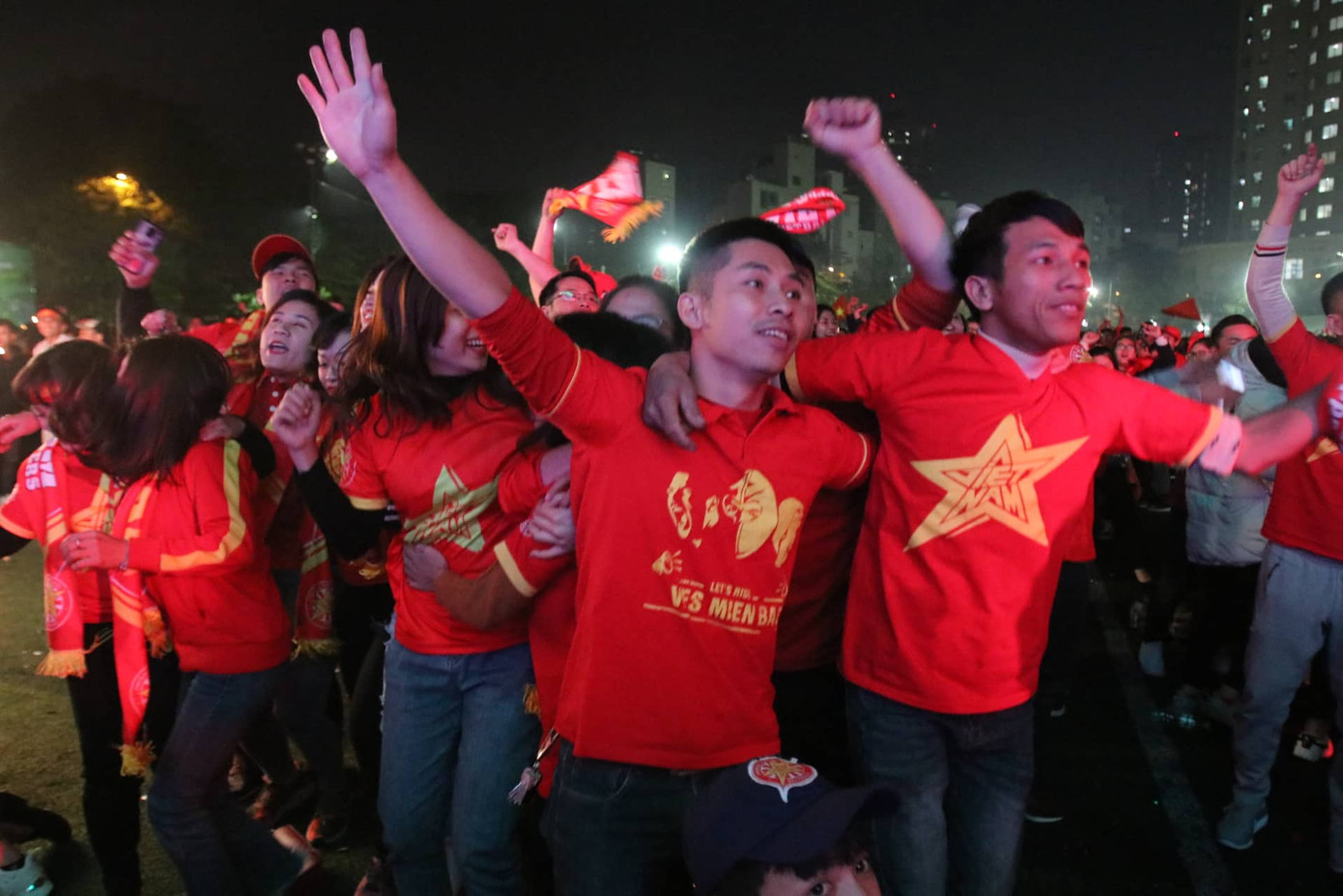 Triệu cổ động viên hò reo ăn mừng U22 Việt Nam vô địch SEA Games 30 ảnh 15