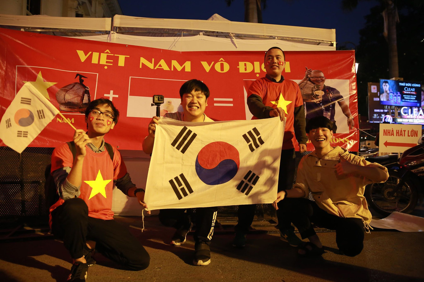 Triệu cổ động viên hò reo ăn mừng U22 Việt Nam vô địch SEA Games 30 ảnh 57