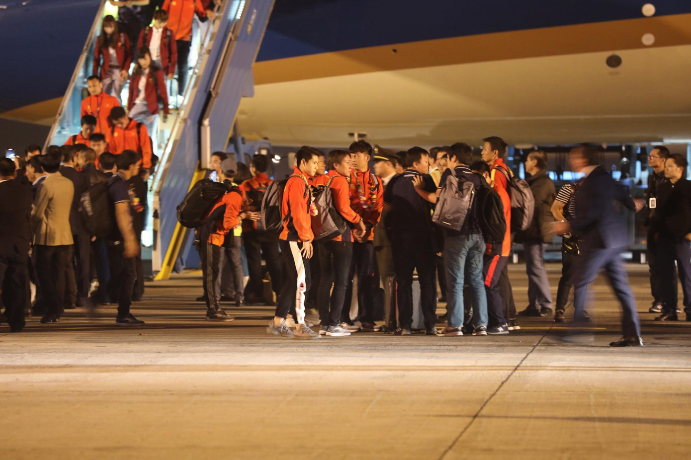 Các nhà vô địch SEA Games về đến Hà Nội ảnh 15