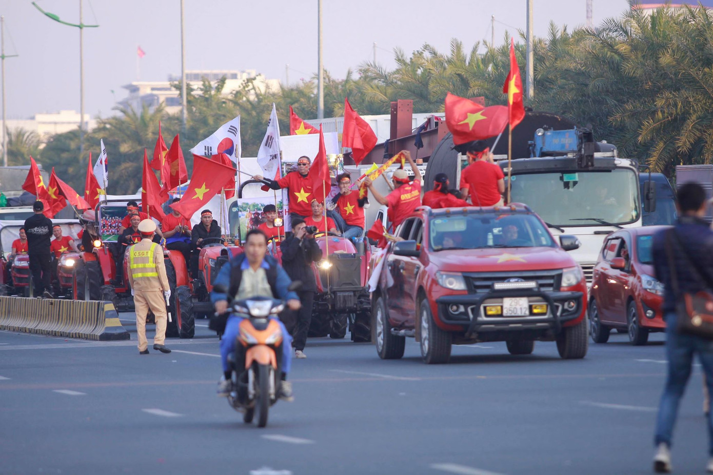 Các nhà vô địch SEA Games về đến Hà Nội ảnh 30