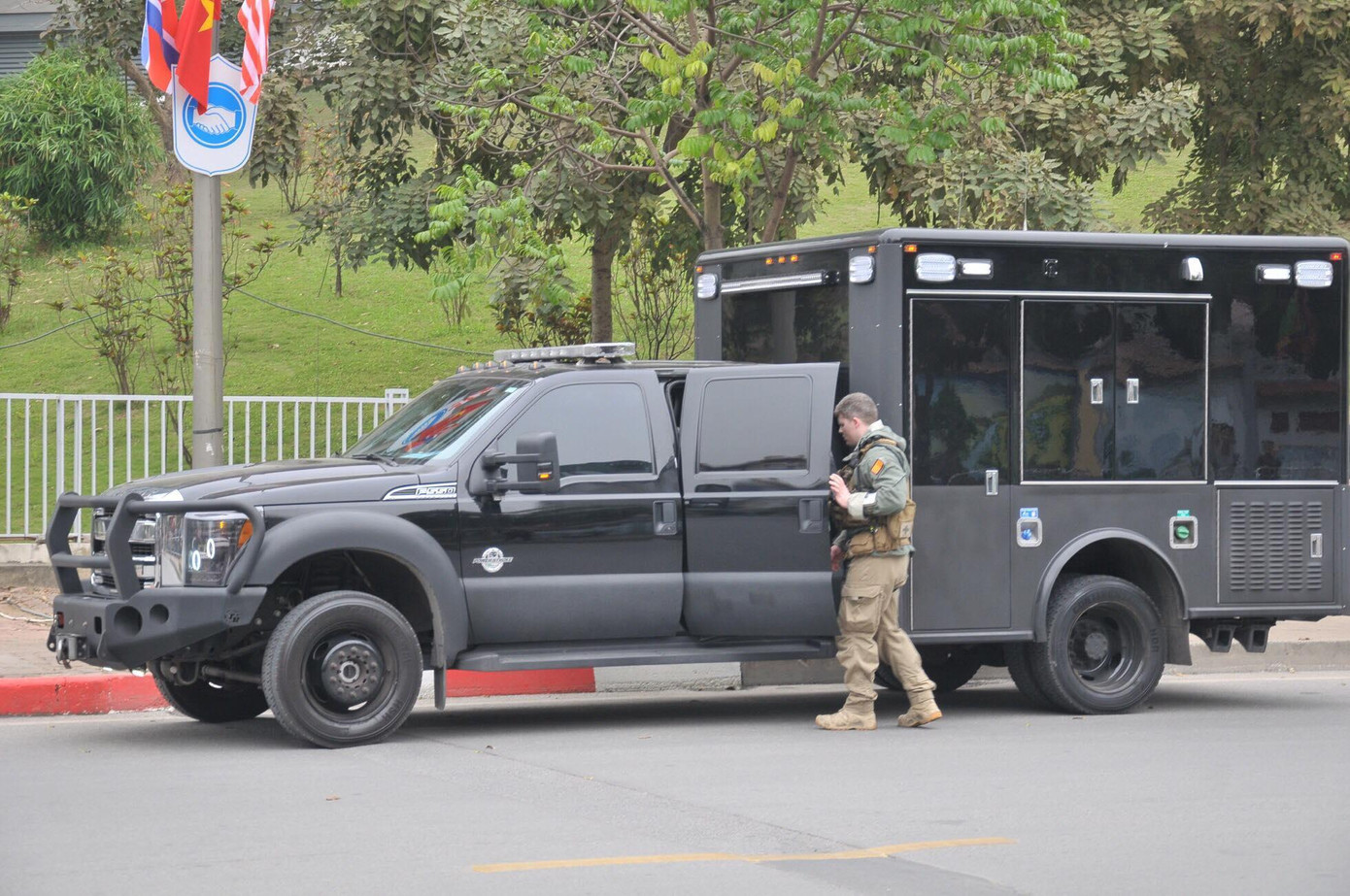 Ông Trump lên máy bay về nước ảnh 12