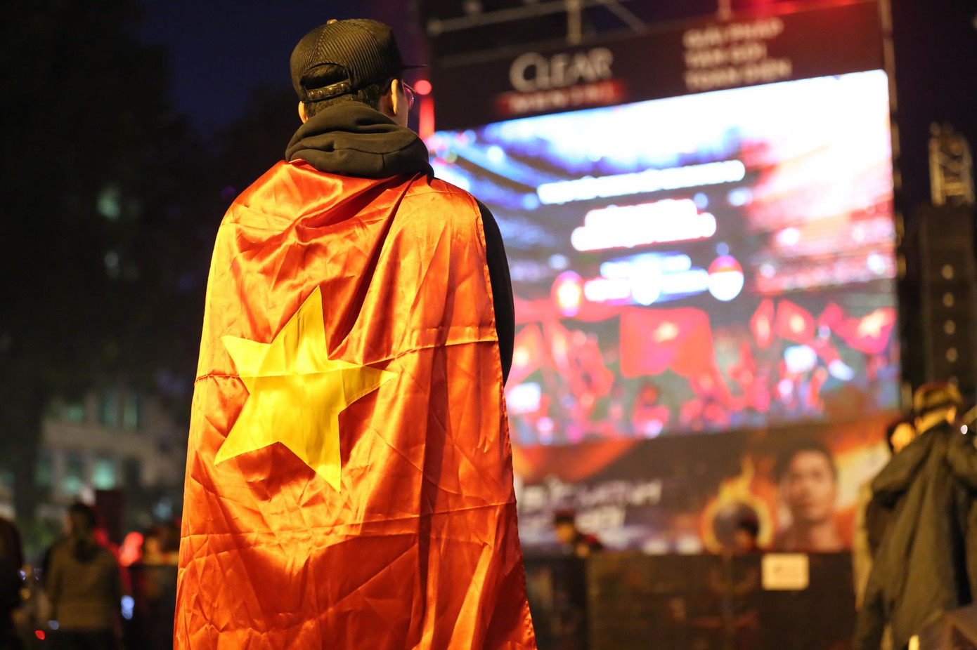 Triệu cổ động viên hò reo ăn mừng U22 Việt Nam vô địch SEA Games 30 ảnh 53