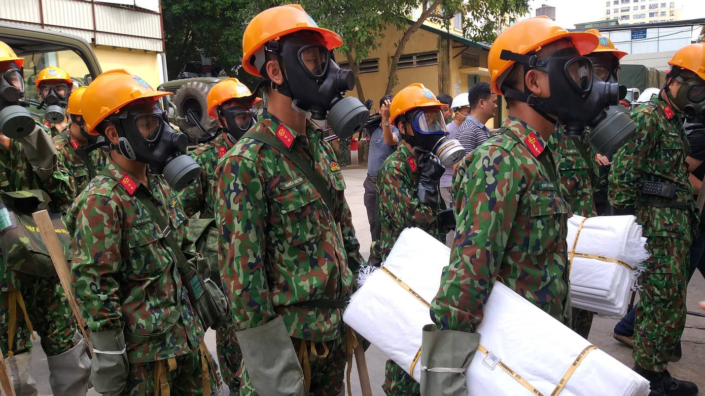 Mục kích bộ đội Hóa học tổng lực tiêu độc nhà kho Rạng Đông ảnh 1