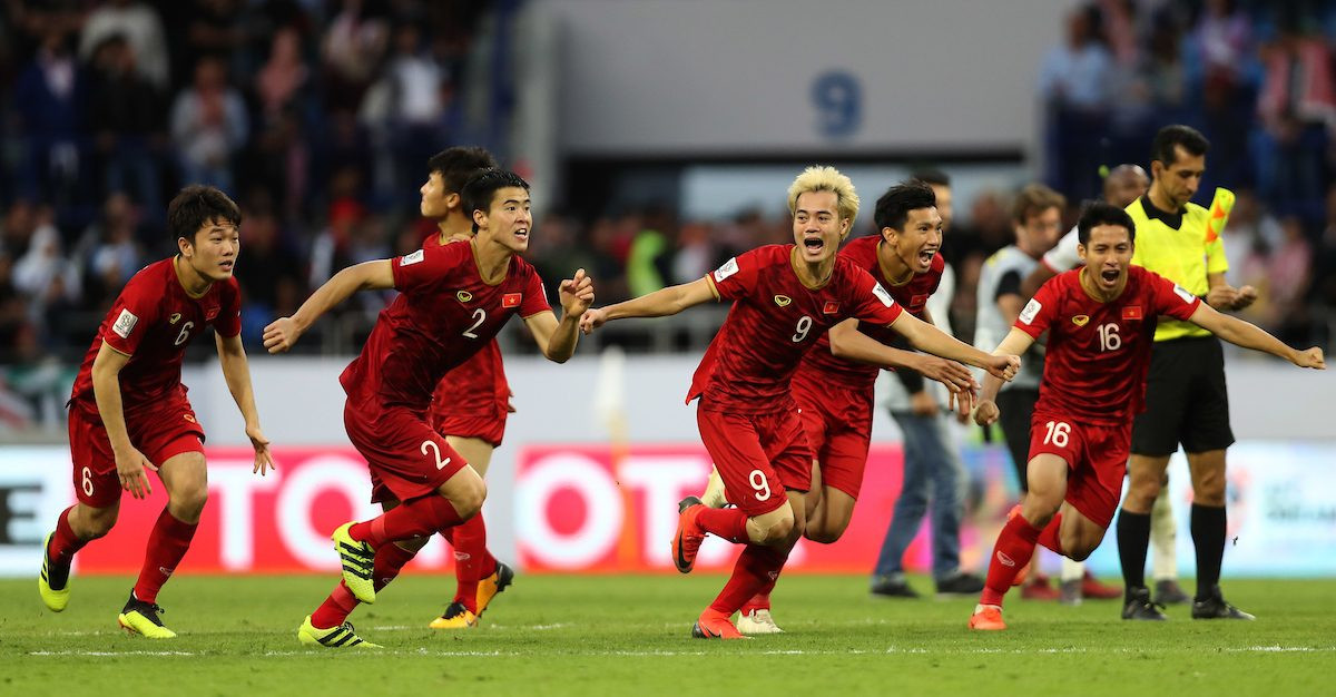 Các 'ông lớn' ngân hàng thưởng nóng tuyển Việt Nam ảnh 3