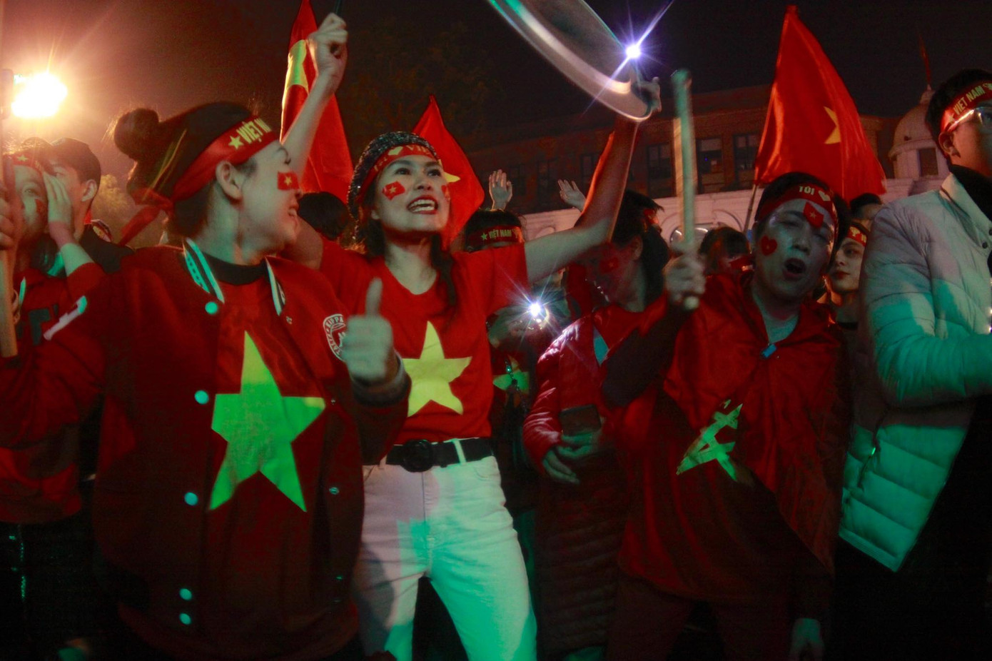 Triệu người xuống đường, phố phường rợp cờ ăn mừng U22 Việt Nam vô địch ảnh 41