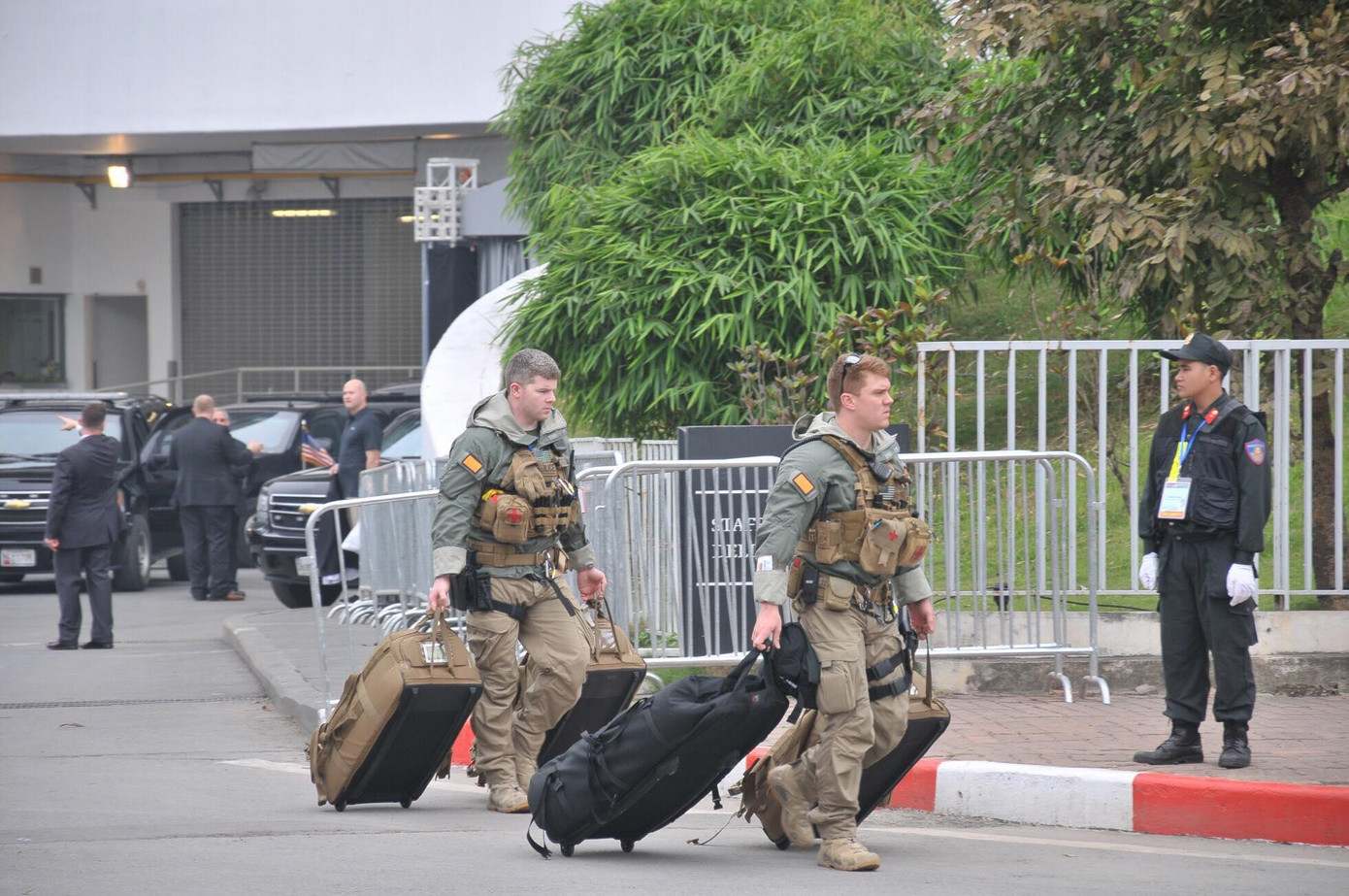 Trước cổng khách sạn Marriott, nơi phái đoàn của Tổng thổng Donald Trump lưu trú, nhiều mật vụ bắt đầu di chuyển đồ ra xe từ 14h30. Trong khi ông Trump đang phát biểu tại cuộc họp báo tổ chức ngay khách sạn. Ảnh Minh Đức 