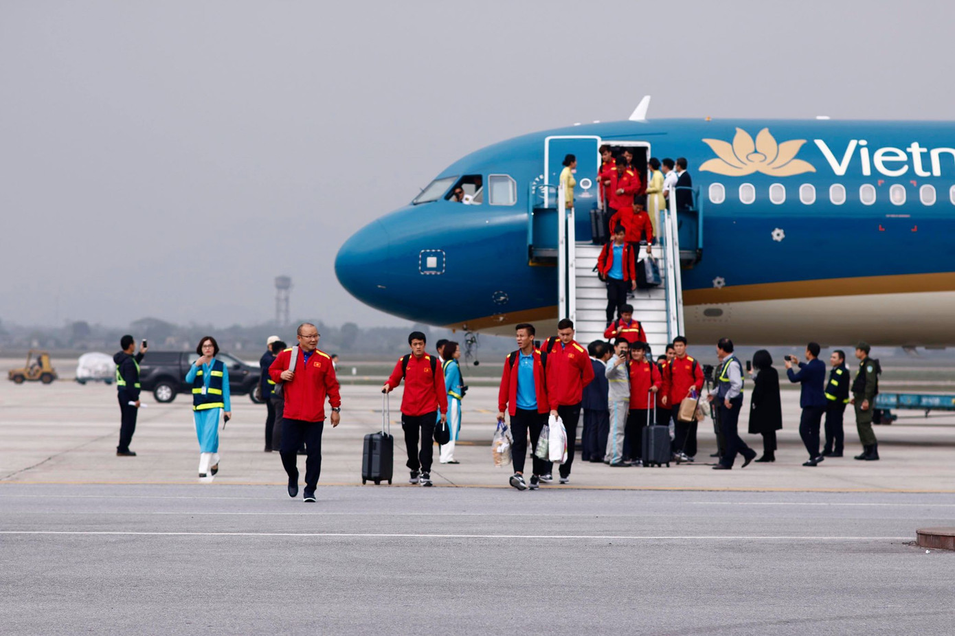 Đội tuyển Việt Nam về tới sân bay Nội Bài ảnh 22
