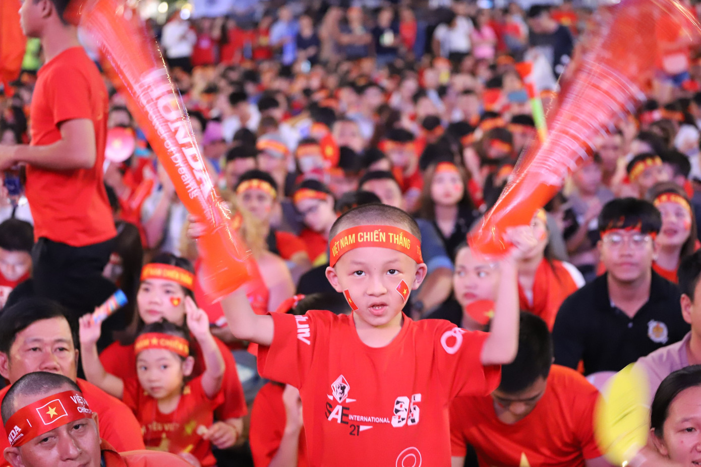 Triệu cổ động viên hò reo ăn mừng U22 Việt Nam vô địch SEA Games 30 ảnh 30