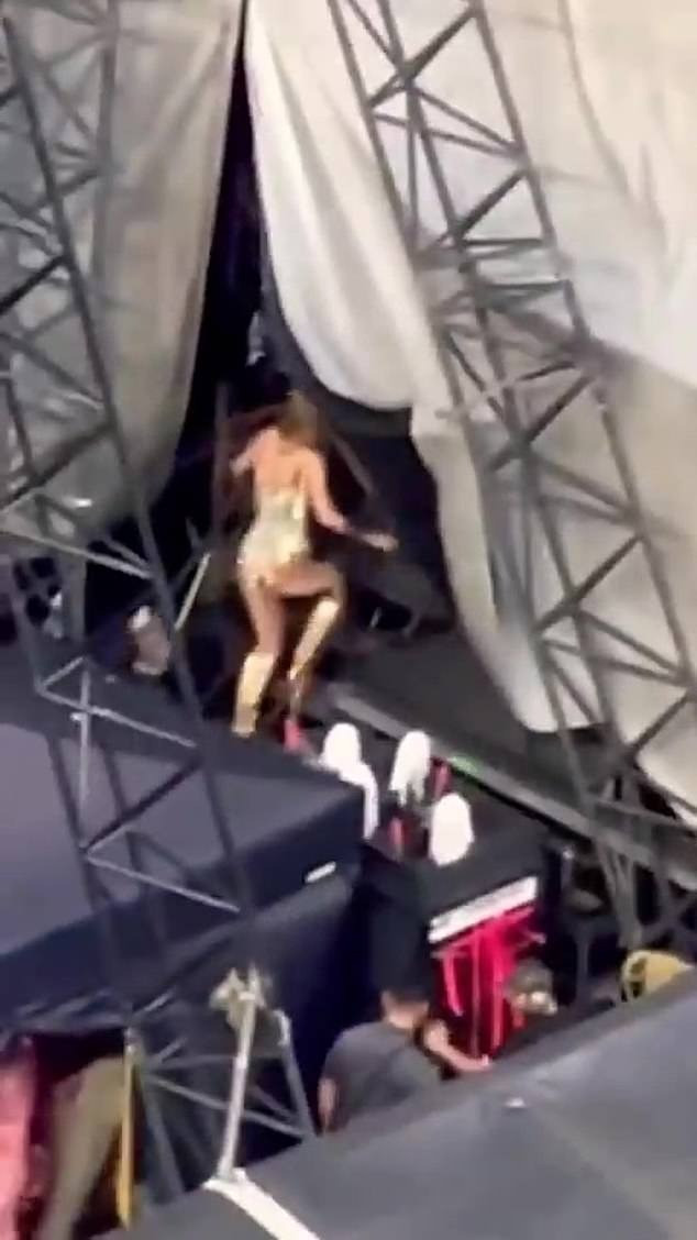 Taylor Swift giấu mình trong chiếc xe đẩy dọn dẹp cỡ lớn trong show diễn ở Texas, Mỹ. Taylor Swift giấu mình trong chiếc xe đẩy dọn dẹp cỡ lớn trong show diễn ở Texas, Mỹ.