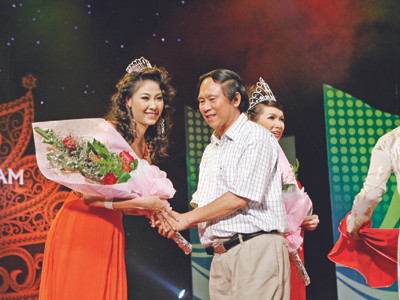 Nhà thơ Dương Kỳ Anh và Hoa hậu Hà Kiều Anh. Nhà thơ Dương Kỳ Anh và Hoa hậu Hà Kiều Anh