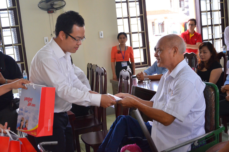 Ông Lê Xuân Vũ, Phó Tổng Giám đốc HDBank thăm hỏi và tặng quà những thương bệnh binh của Trung tâm.