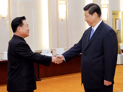 Ông Choe Ryong-hae (trái) gặp Chủ tịch Trung Quốc Tập Cận Bình tại Bắc Kinh. Ảnh: News Team