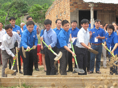 Cán bộ Đoàn trẻ luôn đi đầu trong mọi hoạt động. Ảnh: Nguyễn Hà