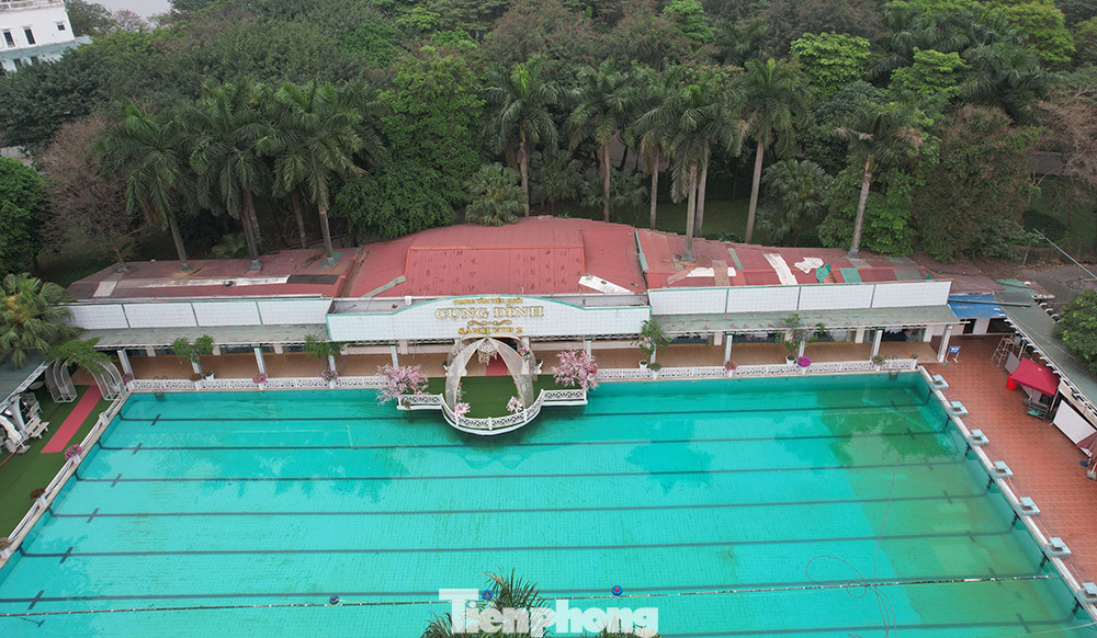 Toàn bộ khu vực tổ chức tiệc cưới gần bể bơi đã bị lập biên bản vi phạm, yêu cầu tự phá dỡ