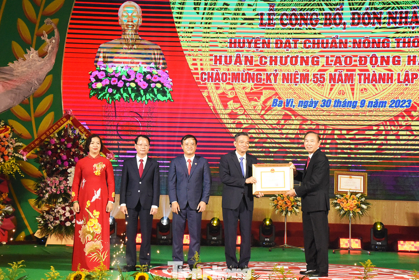 Thứ trưởng Bộ NN&amp;PTNT Phùng Đức Tiến trao Bằng công nhận huyện đạt chuẩn nông thôn mới cho Đảng bộ, chính quyền và nhân dân huyện Ba Vì