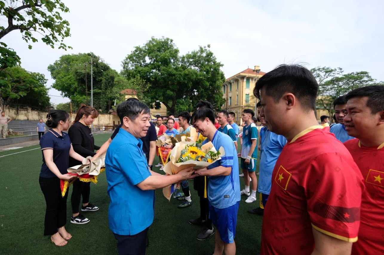 Đại diện lãnh đạo Công đoàn viên chức Việt Nam tặng hoa động viên các vận động viên Đại diện lãnh đạo Công đoàn viên chức Việt Nam tặng hoa động viên các vận động viên