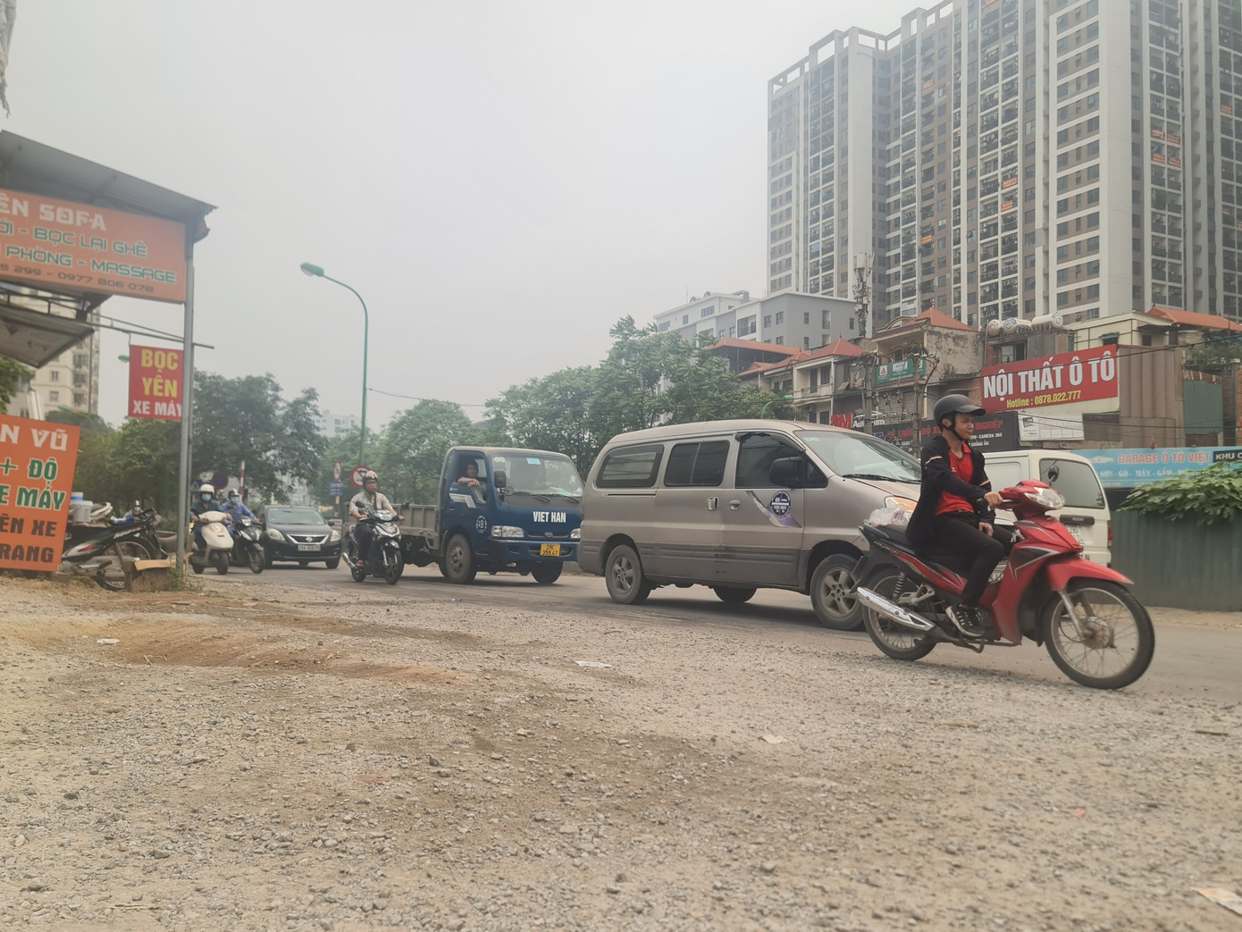 Đại diện Công ty Xây dựng công trình Hoàng Hà cho biết, chủ đầu tư đã phối hợp với các sở ngành để điều chỉnh tổng mức đầu tư sau Kết luận kiểm tra của Kiểm toán Nhà nước. Mọi thủ tục của chủ đầu tư đã hoàn thành nhưng Sở Kế hoạch - Đầu tư Hà Nội suốt 3 năm không trình thành phố. Đây là khó khăn lớn nhất của dự án.